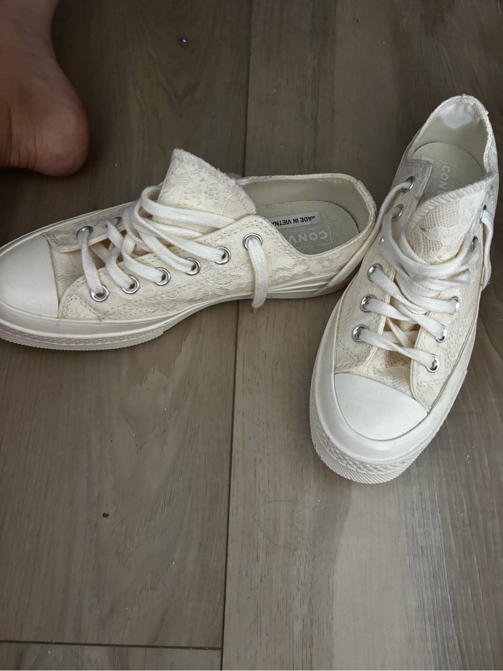 Converse Women’s Off-White Lace Low Top Sneakers